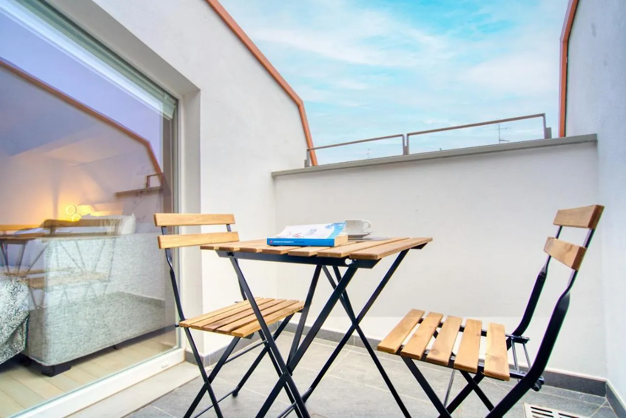 Lumi Nuovissimi Loft Mansardati Da 2 O 4Pax In Loreto Milan 0*,  Italy