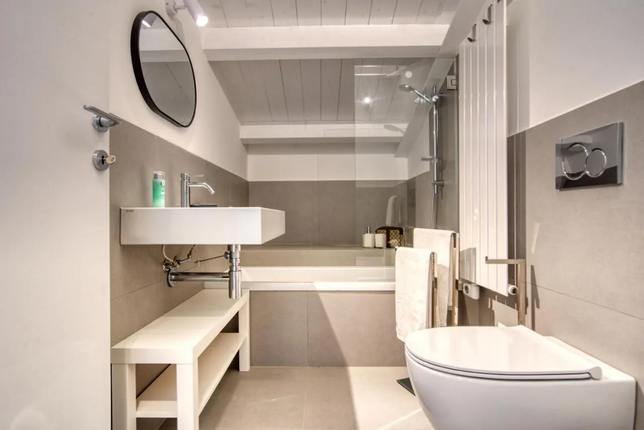 Lumi Nuovissimi Loft Mansardati Da 2 O 4Pax In Loreto Milan 0*,  Italy